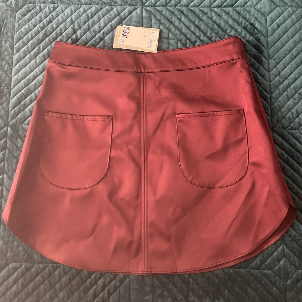 H&M mini skirt. Never worn. Burgundy. Polyester.